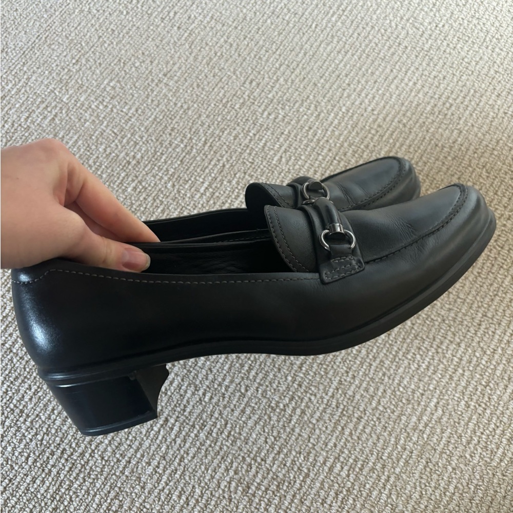 Ecco Black Low Heeled Loafers Black. Size 7.5